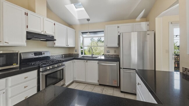 Building Photo - Cul-de-Sac Home Near Alderwood with Private Backyard