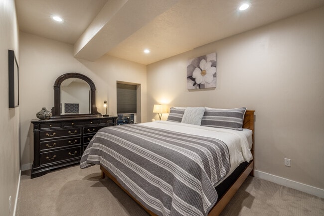 Building Photo - 255 Matterhorn Dr