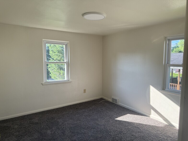Bedroom - 1409 Elm St