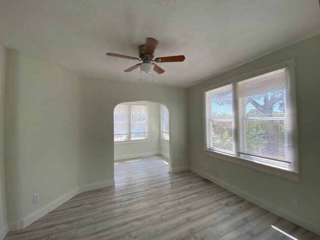 Building Photo - 18th Ave S Triplex