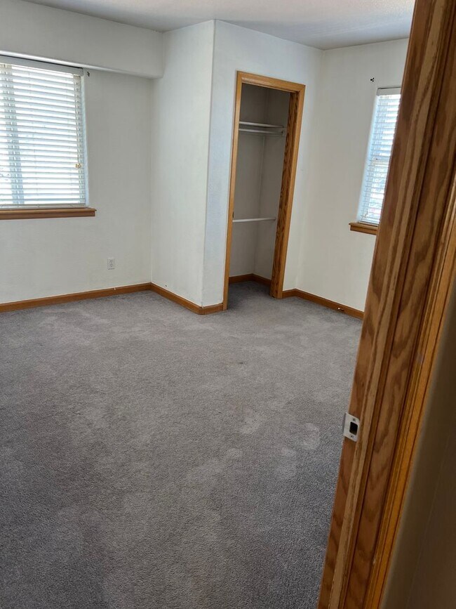 Building Photo - AVAILABLE NOW - BEAUTIFUL 6 bedroom home F...