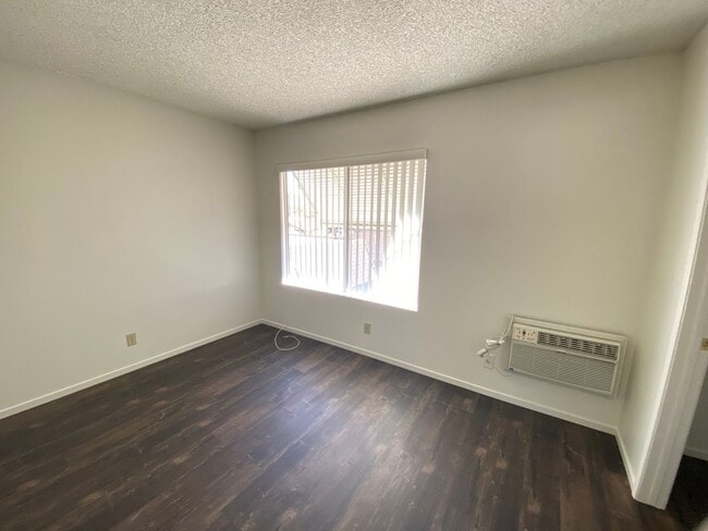 Building Photo - 2 story 2 bed, 1 1/2 bath Monticello Condo