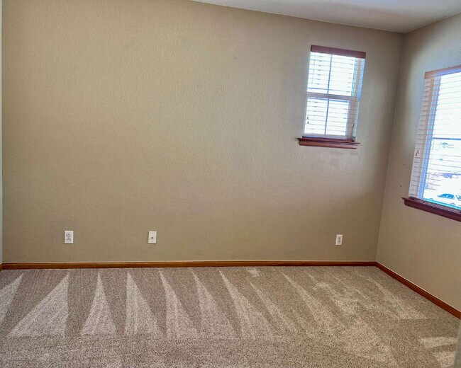 Building Photo - Beautiful 3 Bed/2.5 Bath End Unit Two-Level Townhome! Wonderful Deck off Living Room with backyar...