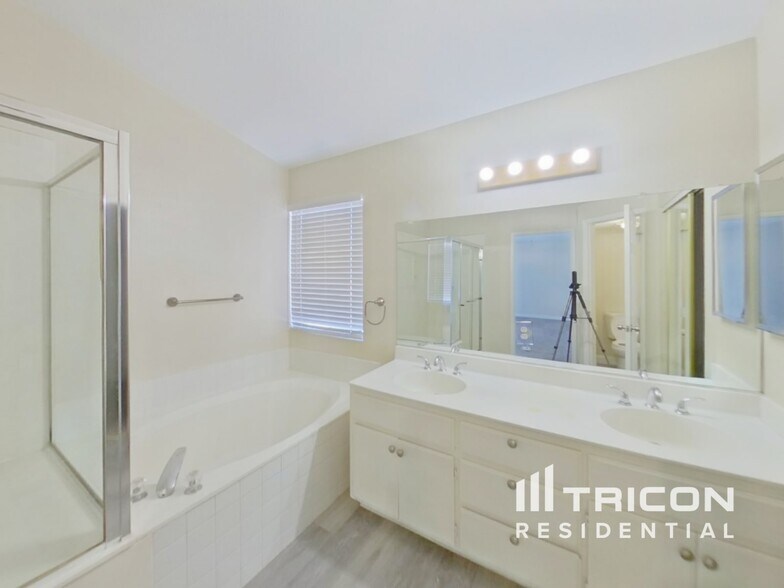 Building Photo - 1584 Bright View Dr
