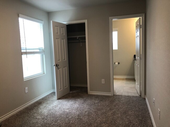 Building Photo - Town home for rent