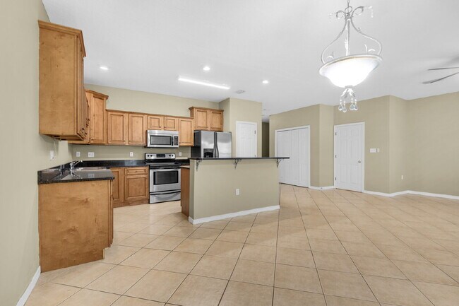 Building Photo - "Charming 3-Bedroom Townhouse Oasis in For...