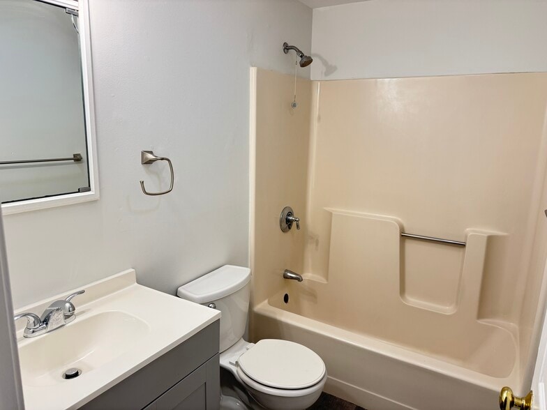 Full Bath - 103 Monarch St