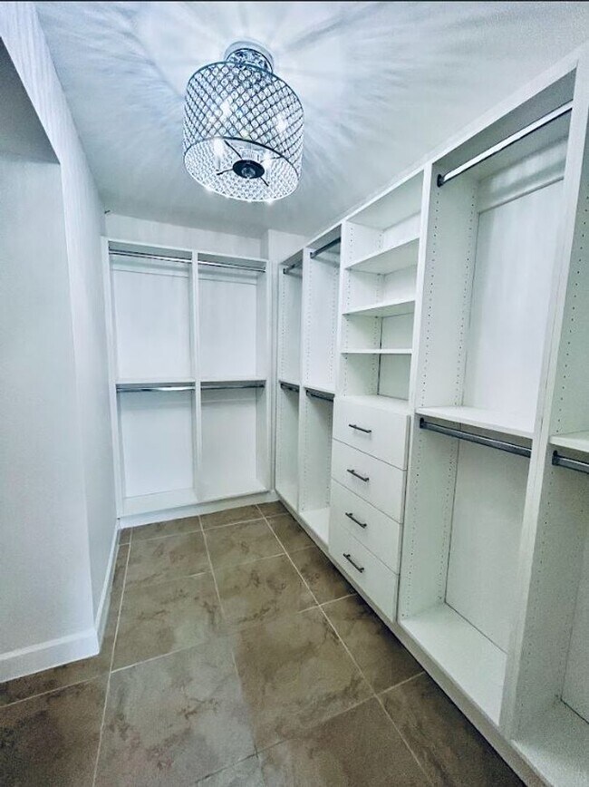 Building Photo - Large Updated 1 Bedroom 1.5 Bath Condo - Steps from Fort Lauderdale Beach!