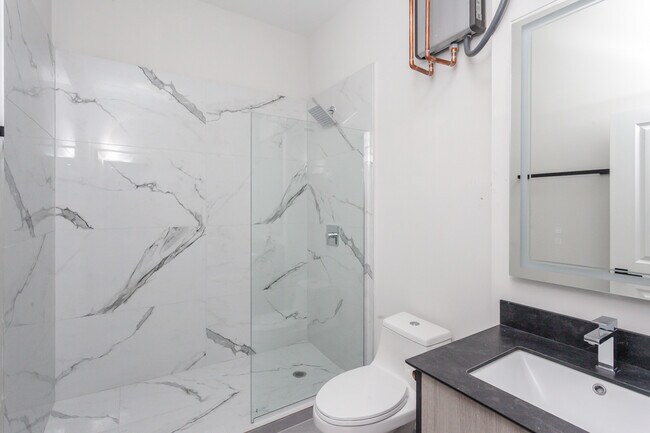 Building Photo - 816 W 18th St