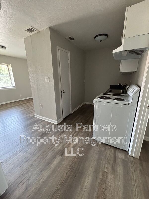 Building Photo - 112 3rd St