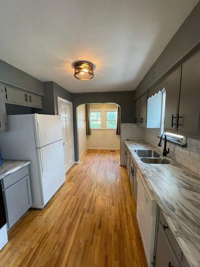 Building Photo - 928 Monterey Ave