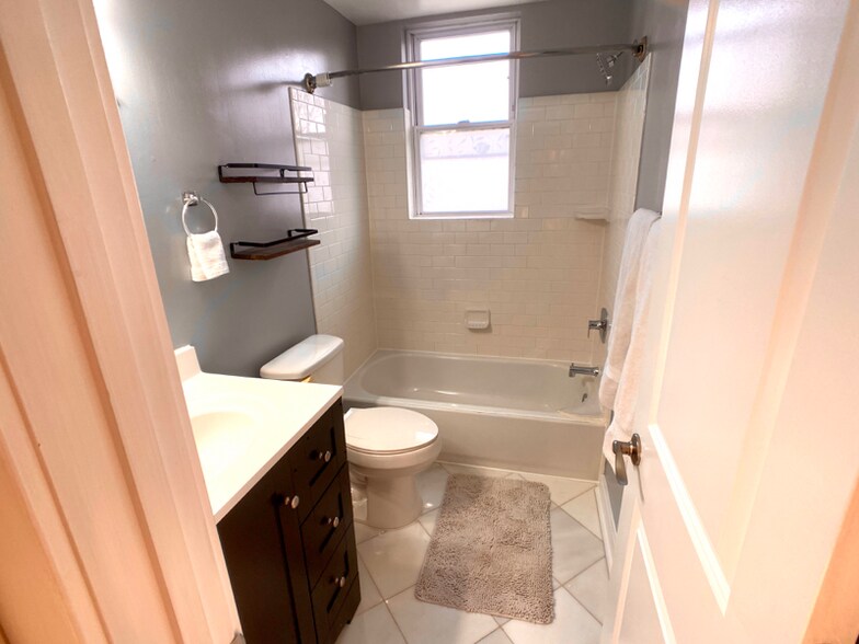 Building Photo - 2 17th St SE