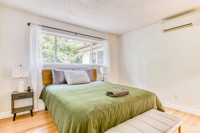 Building Photo - 3201 SW Sherwood Pl