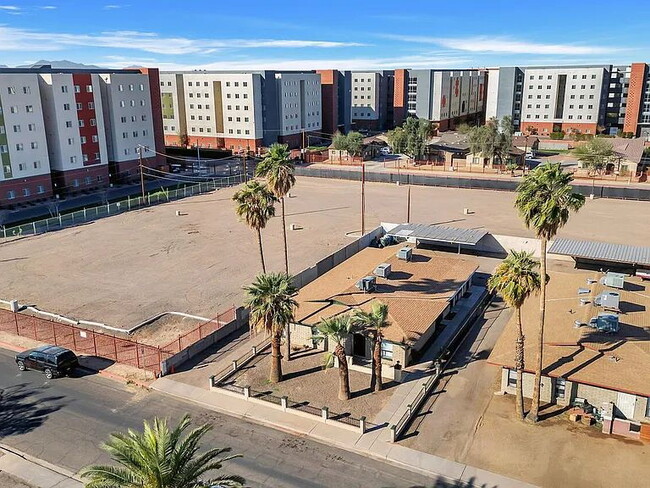 Primary Photo - Great Location Near GCU – Newer A/C and Ea...