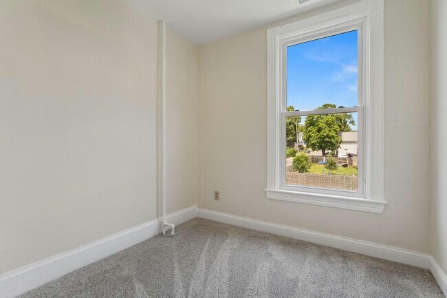 Building Photo - 462 Beaumont St