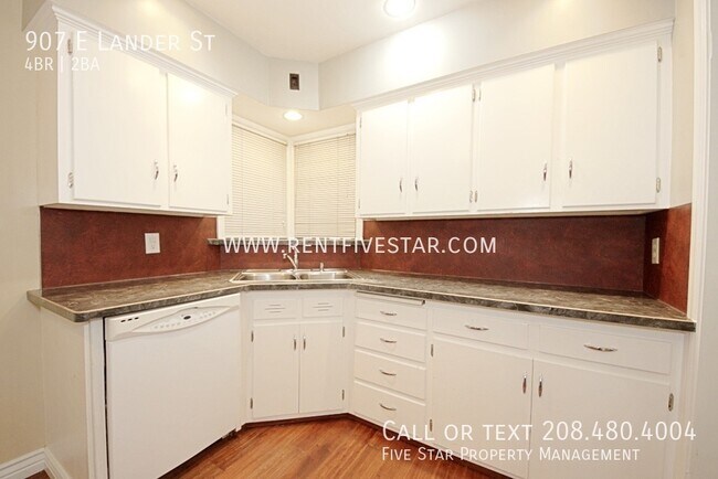 Building Photo - Home Available in University Area! This 4 ...