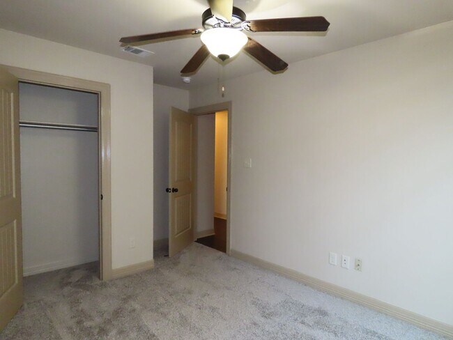 Building Photo - Lindale ISD- Gorgeous 4 Bedroom 2.5 Bathro...