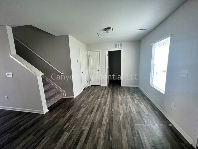 Building Photo - Beautiful 3b Room!Move in ready!