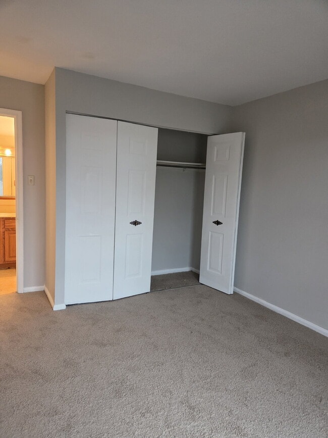 Building Photo - "Charming 2-Bedroom Condo Retreat in the Heart of Hagerstown!"