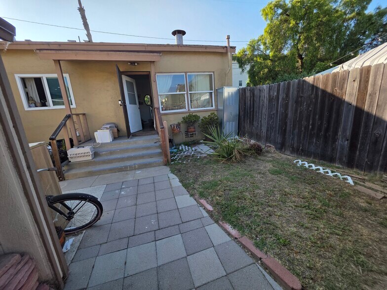 Building Photo - 1139 Loma Ave