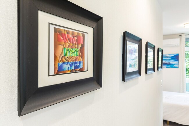 Building Photo - 9413A Roosevelt Way NE