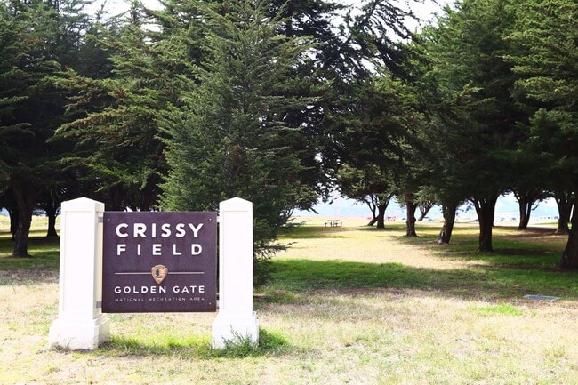 Building Photo - Marina: 1 Bedroom Garden Apartment w/ Private Patio