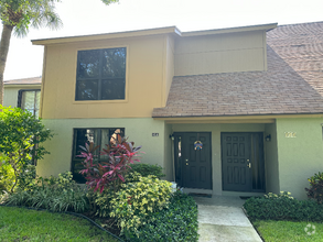 Building Photo - 814 Sandtree Dr