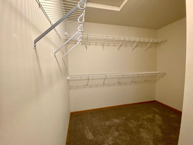 Building Photo - Spacious 4 Bedroom Townhome in Great Neigh...