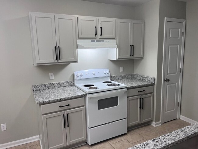 Building Photo - 3 Bedroom 3 Bathroom Townhouse!