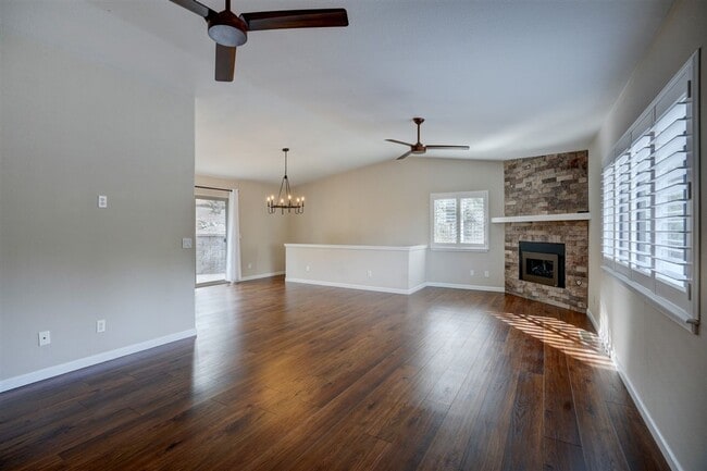 Building Photo - 3 bedroom, 2 bathroom home in Forest Hylands!