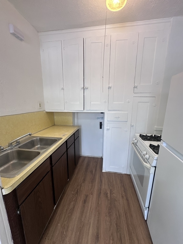 Building Photo - 1442 W 101st St