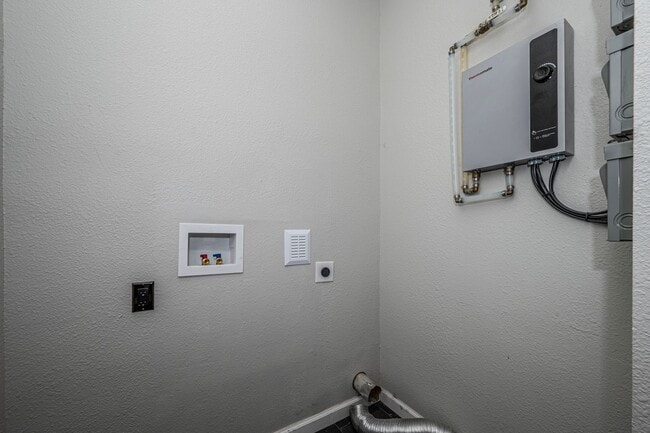 Building Photo - New 3 Bedroom 2 Bath on Stanley SW