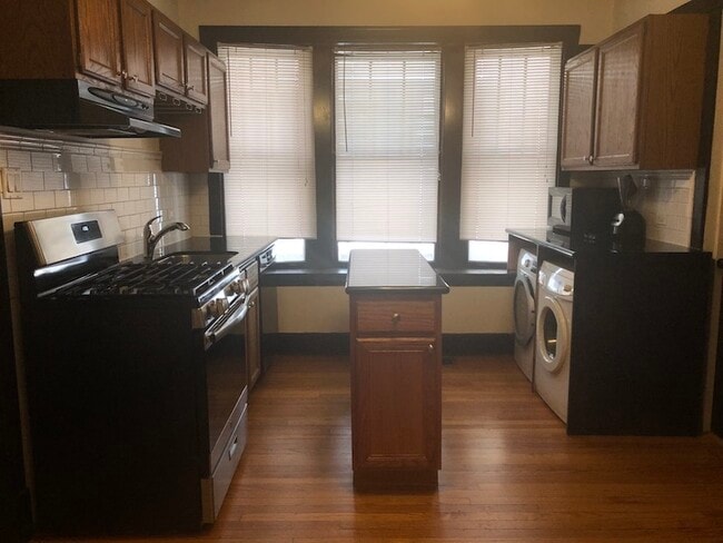 Building Photo - 1032 W Oakdale-2