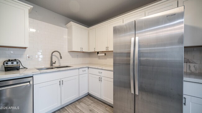 Building Photo - 717 E Palmaire Ave