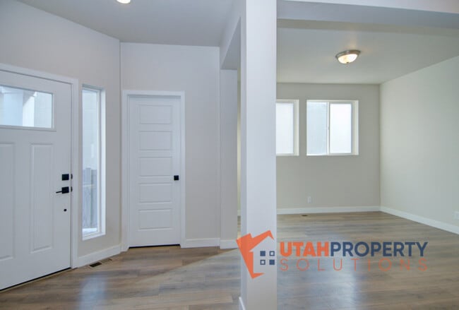 Building Photo - 4693 Daisy Ln