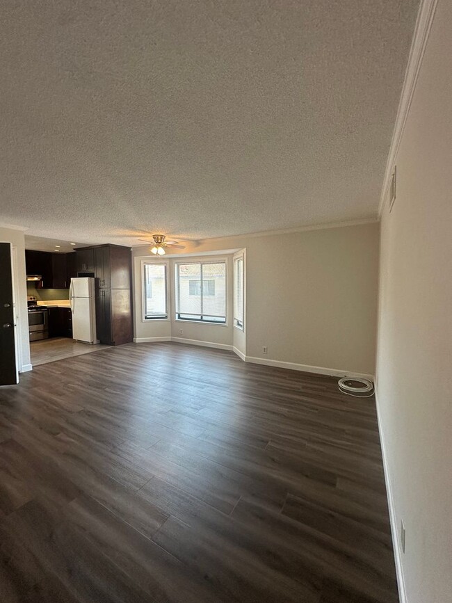 Building Photo - Condo, ready for move-in!