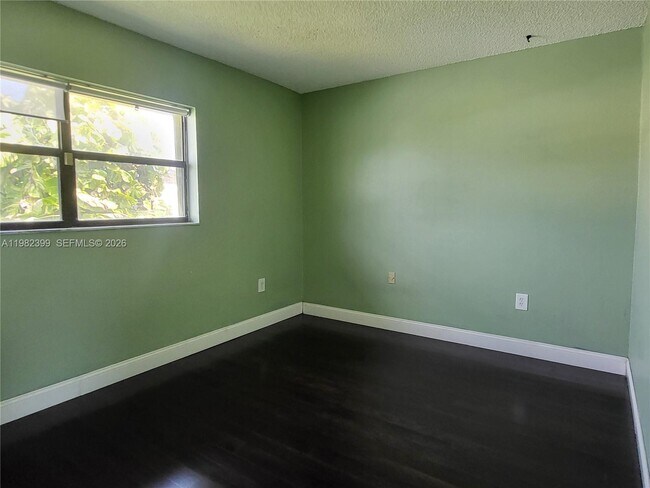 Building Photo - 13881 NE 2nd Ct