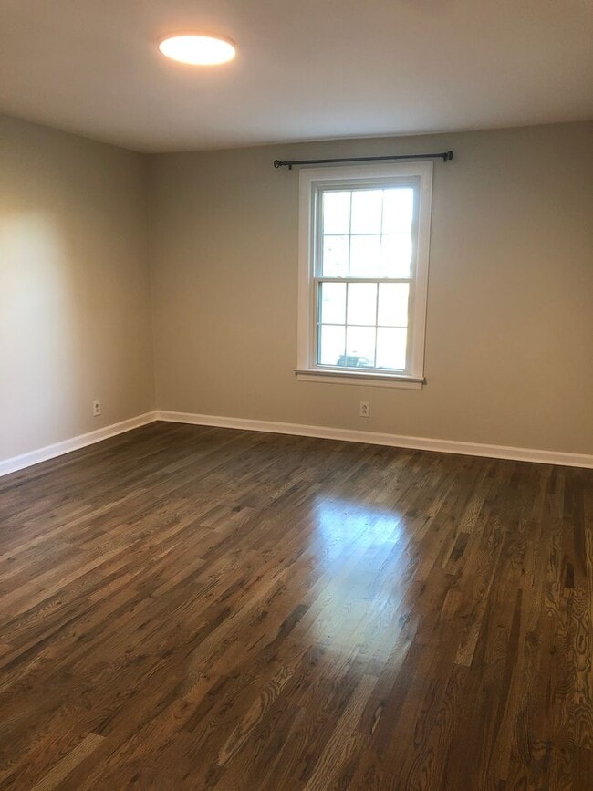 Building Photo - 2 Bed/2 Bath Condo located in Green Hills only minutes to Vandy and Easy Interstate Access, 1 Car...