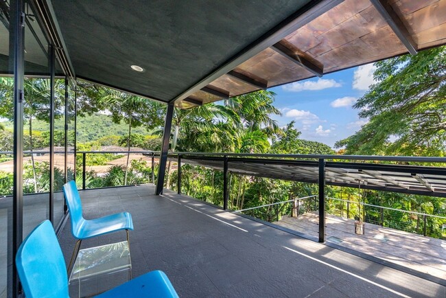 Building Photo - Tantalus Glass House: Modern Luxury with S...