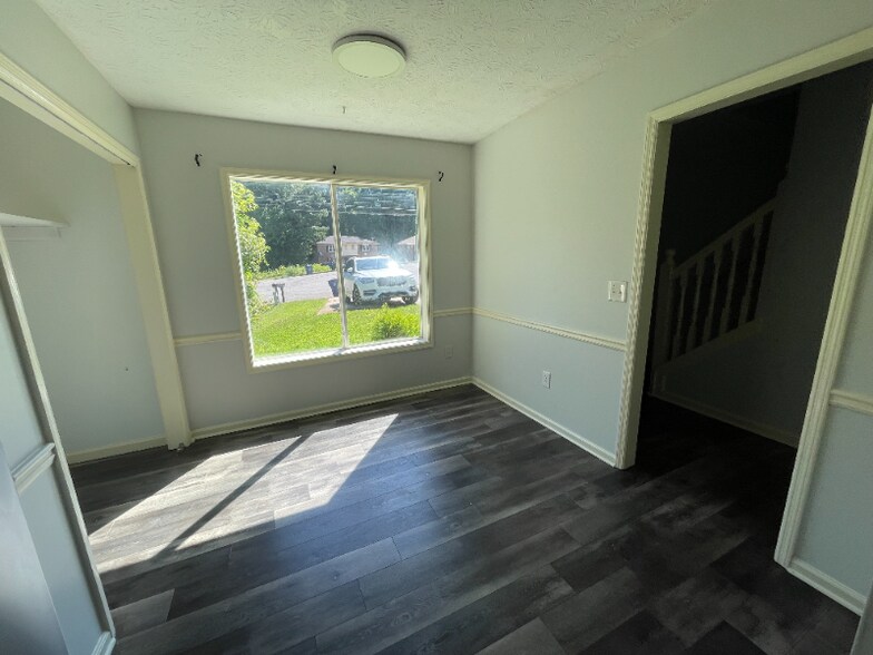 Building Photo - 391 Charter Ct