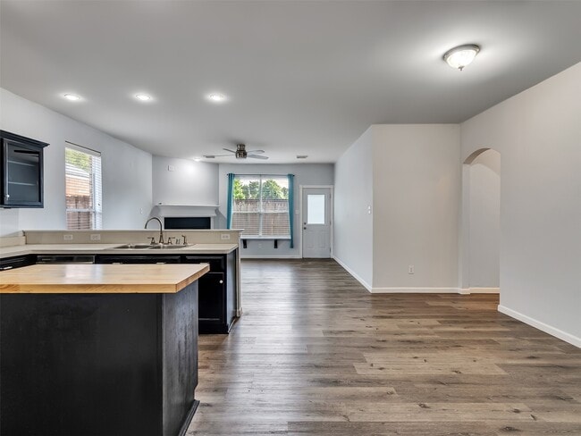 Building Photo - 1906 Cameo Ct