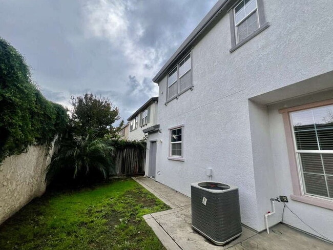 Building Photo - 668 Granite Ln