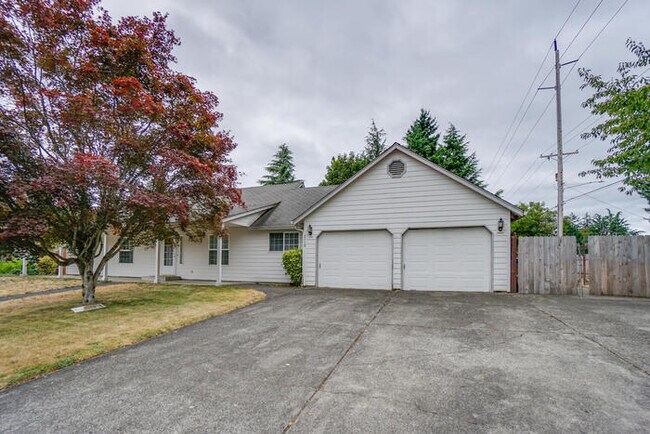 Building Photo - LARGE THREE BEDROOM HOME WITH RV /BOAT PAR...