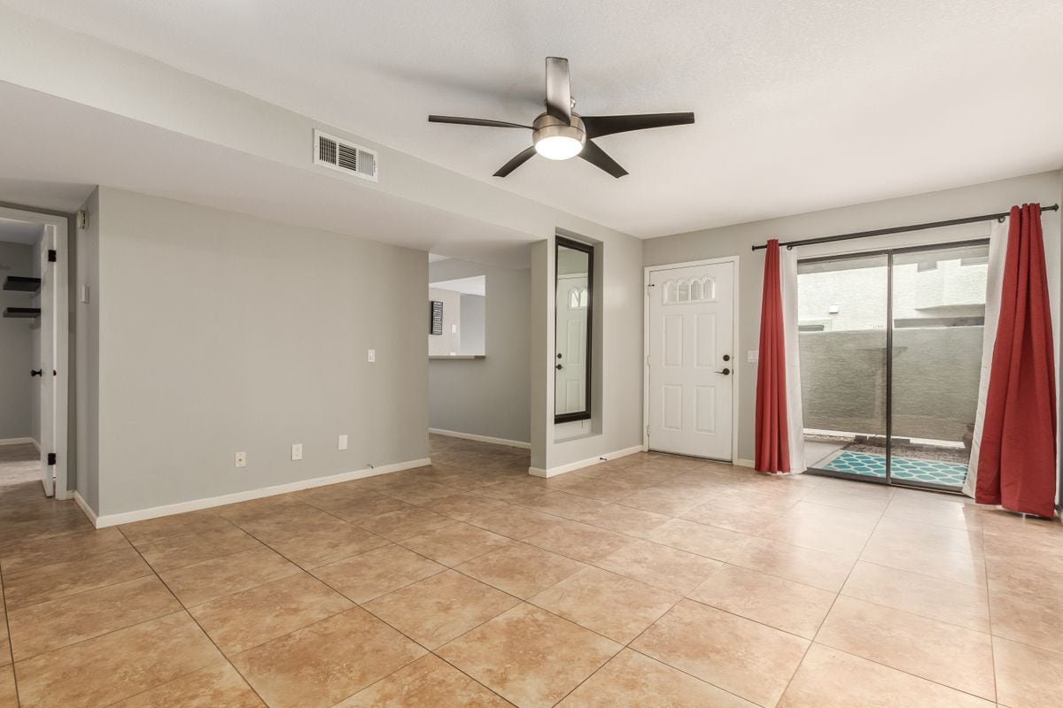 Building Photo - 850 S River Dr