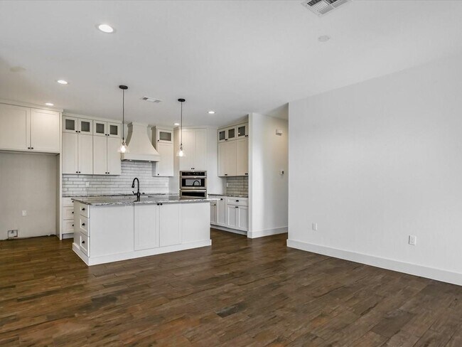 Building Photo - 319 Parallel Cir