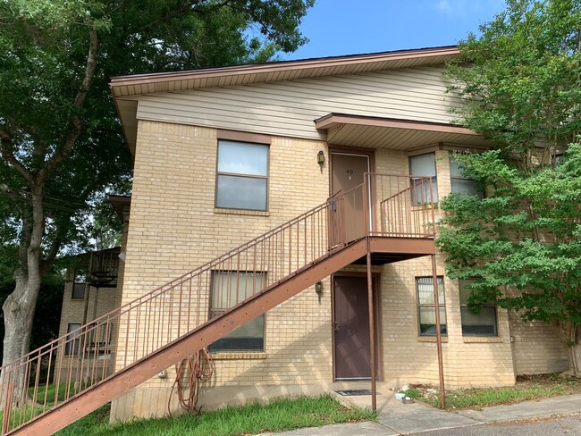 Primary Photo - 2/2 Apartment on The Hill! Minutes from La...