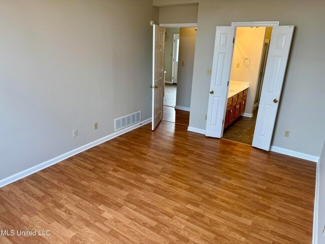 Building Photo - 8289 Clubview Dr