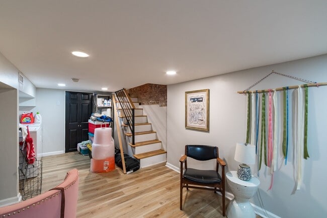 Building Photo - Two Bed East Kensington Townhouse