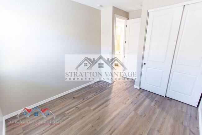 Building Photo - 36005 W San Clemente Ave