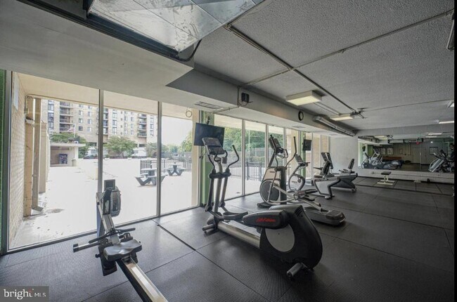 Building Photo - 4600 S Four Mile Run Dr